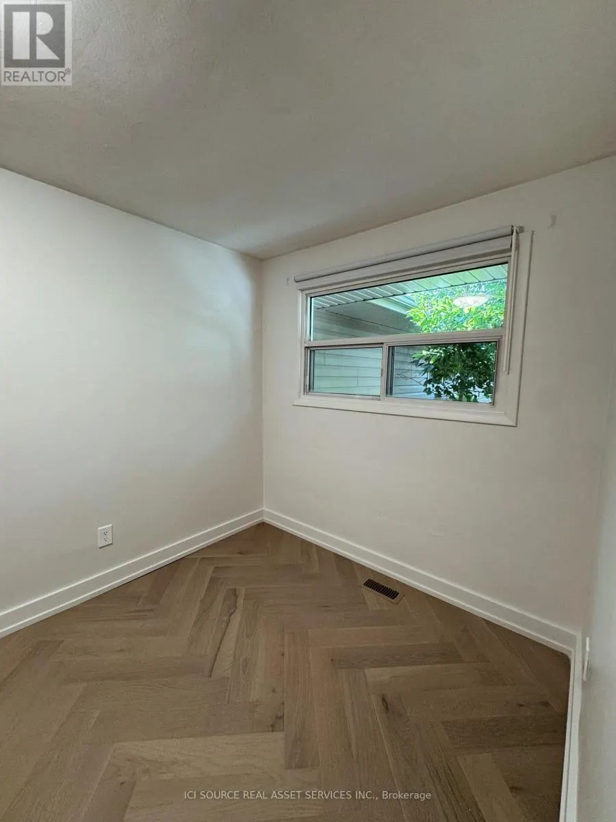 10 - 914 MOHAWK ROAD E