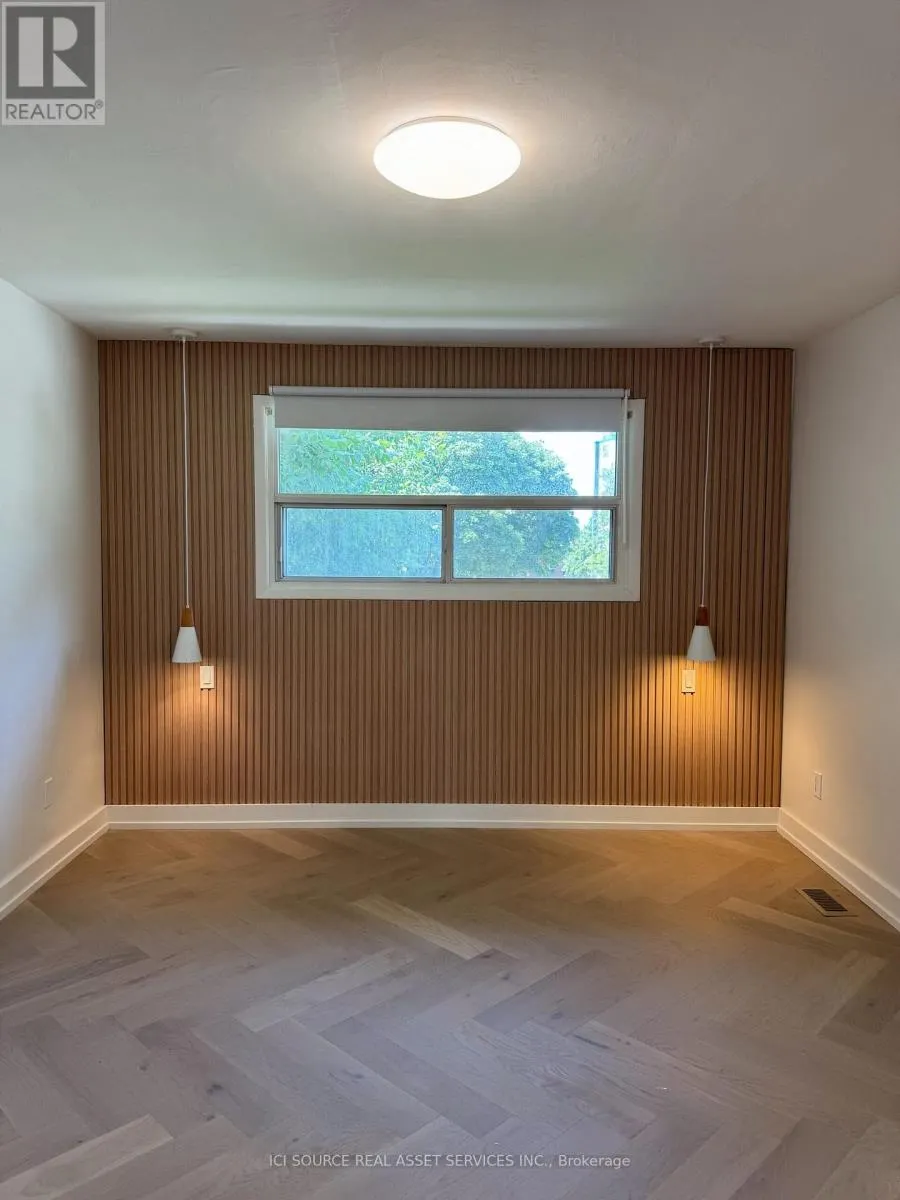 10 - 914 MOHAWK ROAD E