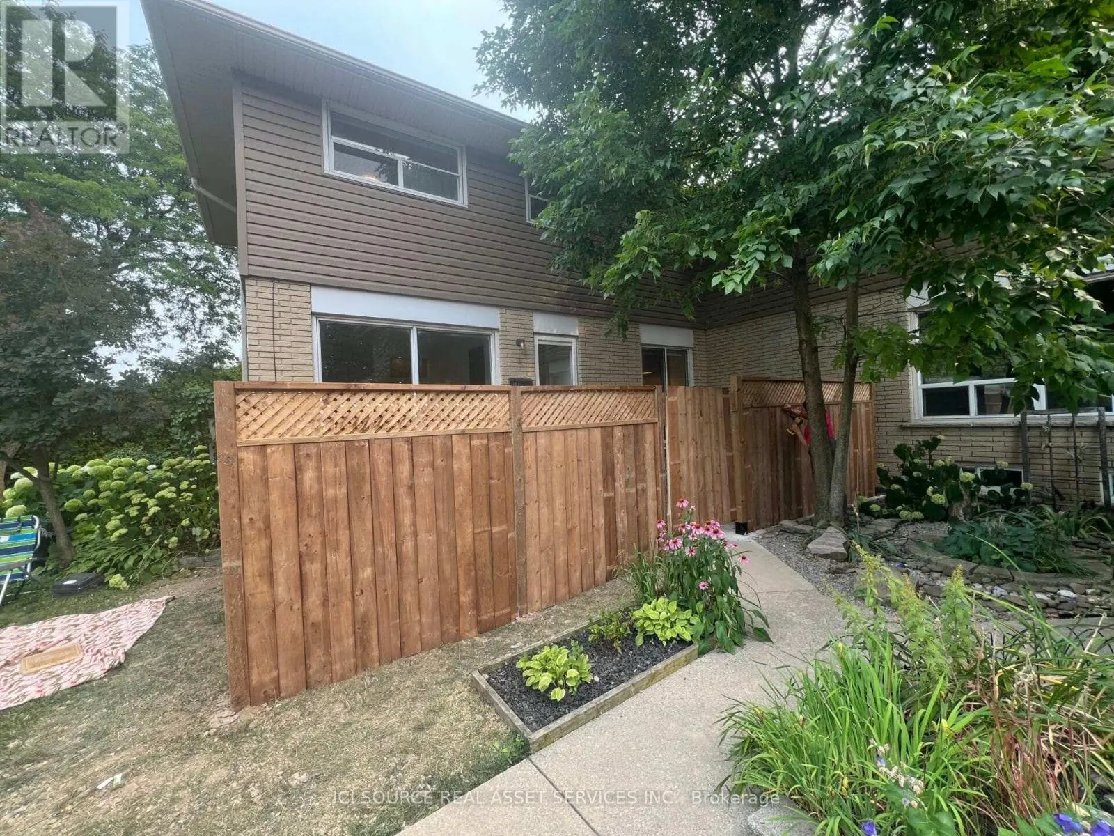 10 - 914 MOHAWK ROAD E