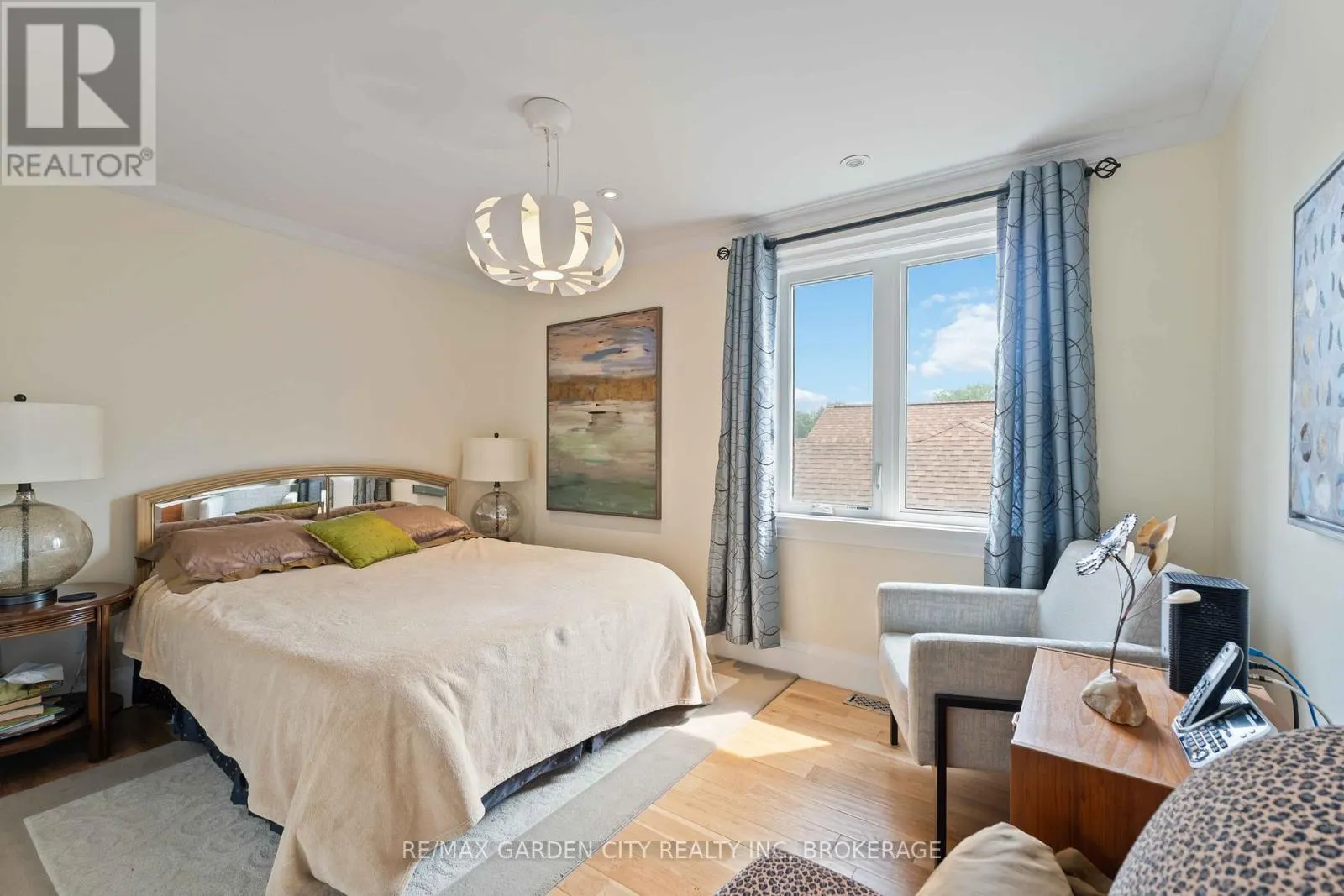 2 STEPNEY STREET