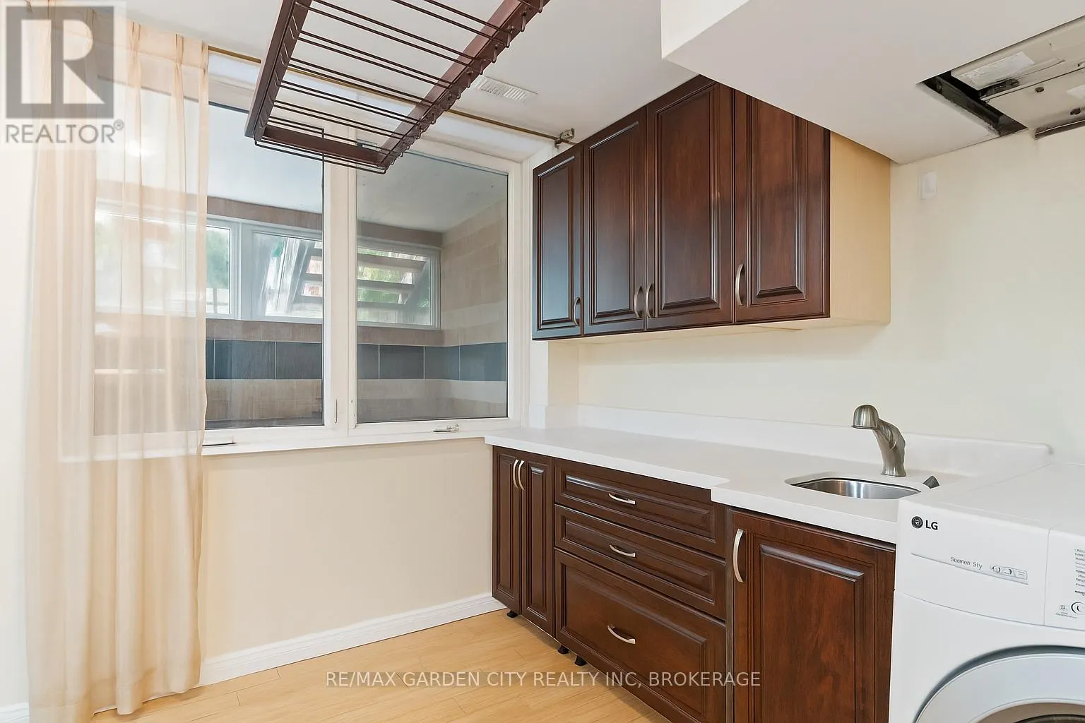 2 STEPNEY STREET