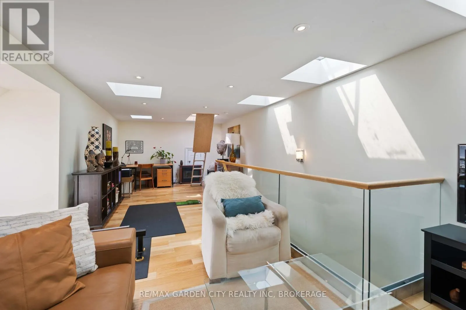 2 STEPNEY STREET