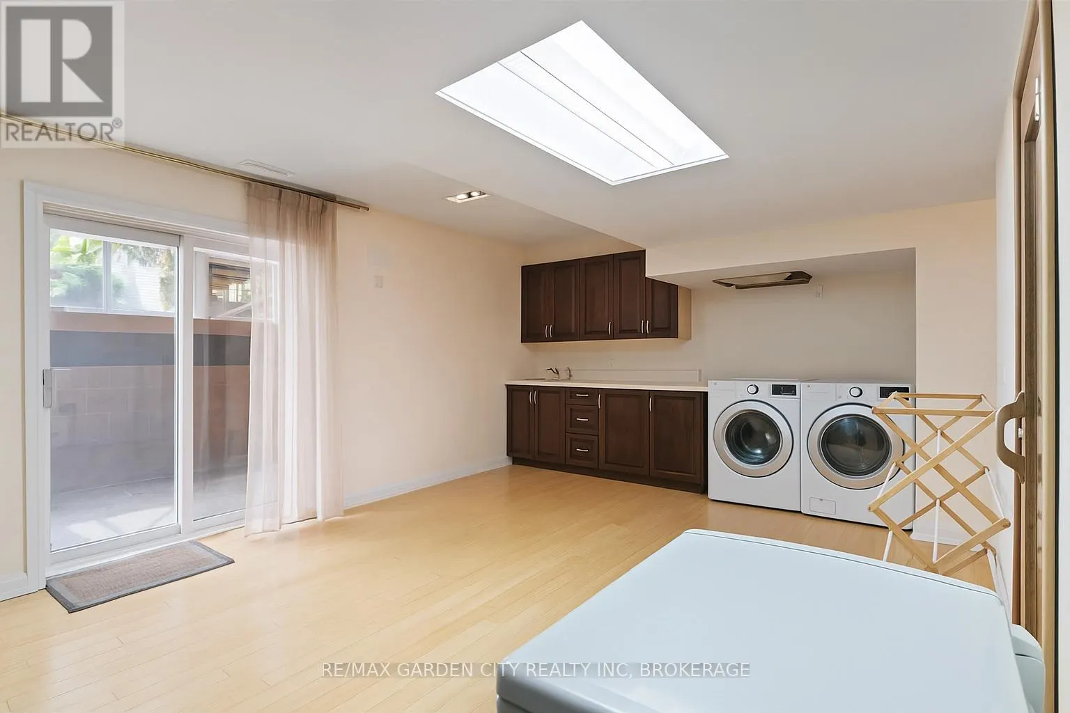 2 STEPNEY STREET