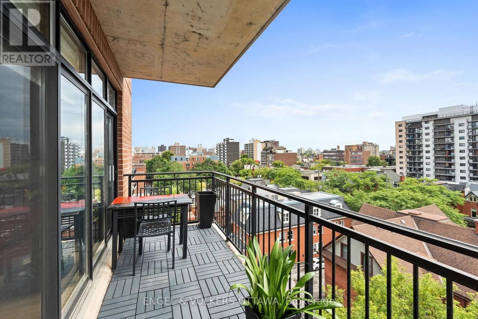 703 - 374 COOPER STREET