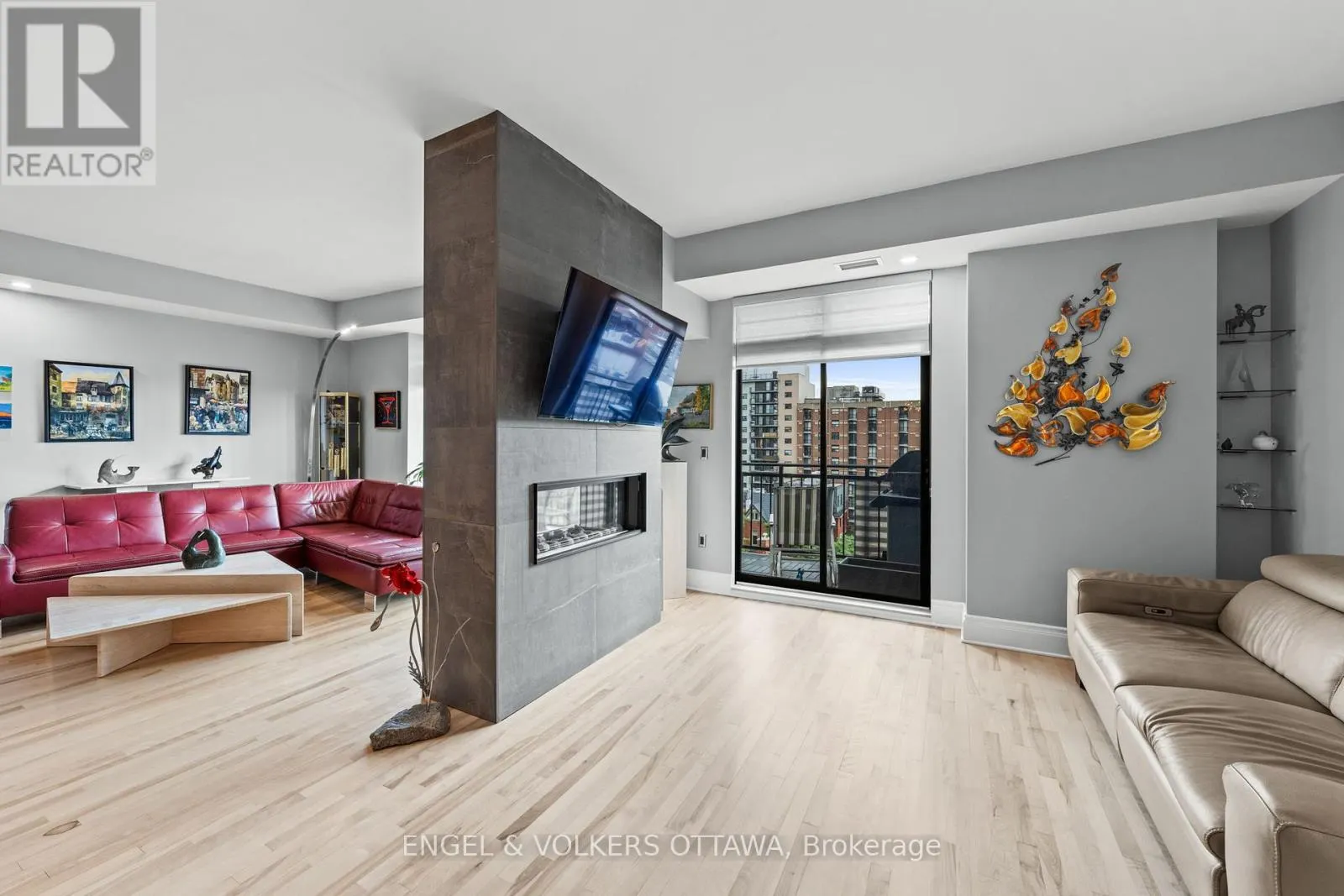 703 - 374 COOPER STREET