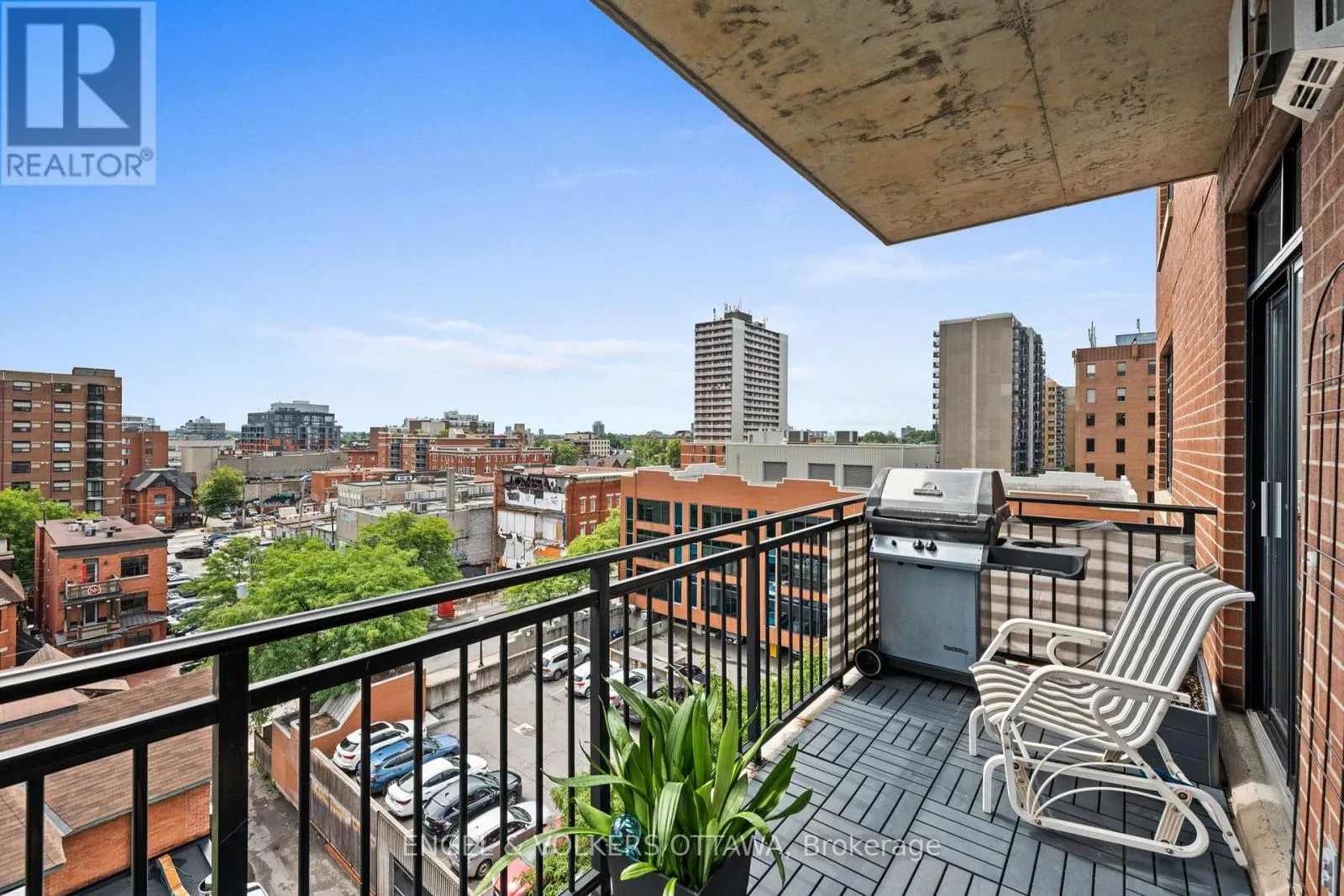 703 - 374 COOPER STREET