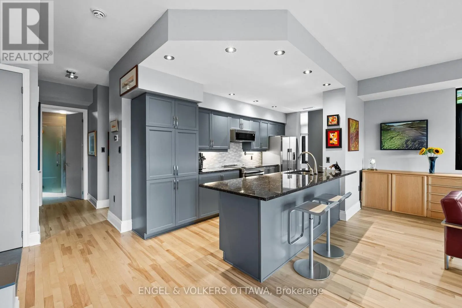 703 - 374 COOPER STREET