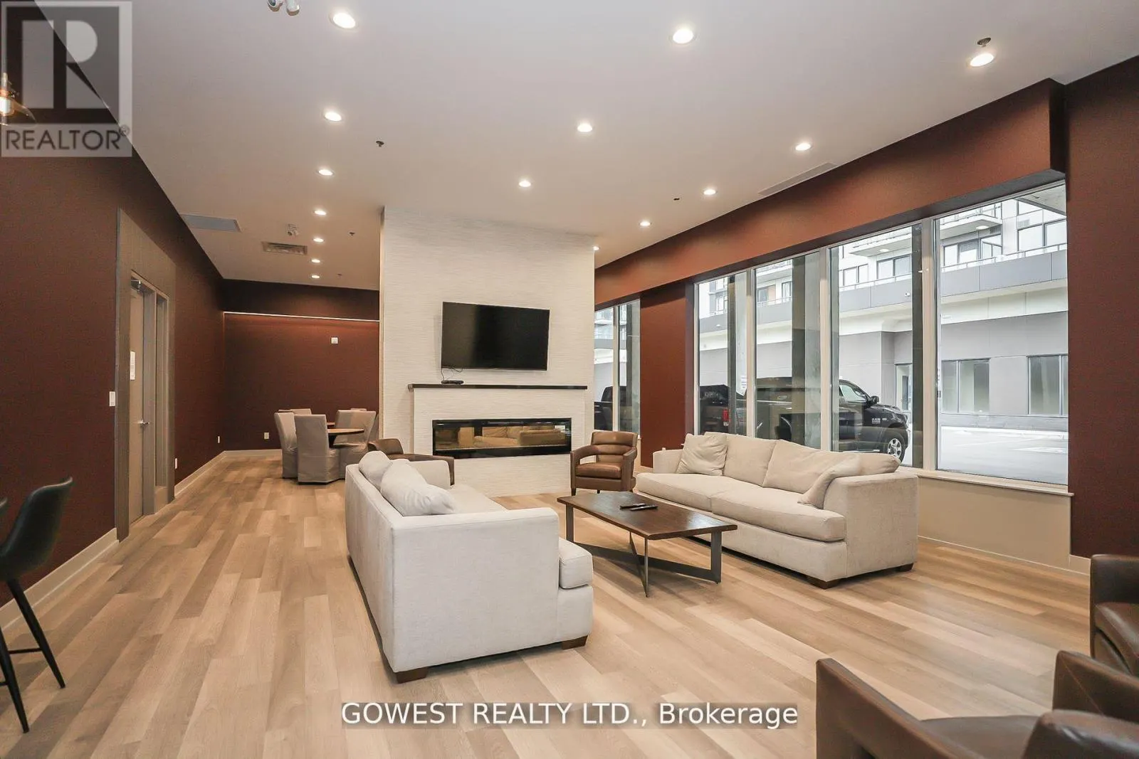 705 - 550 NORTH SERVICE ROAD