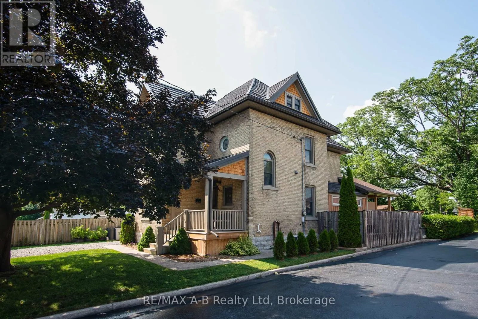 209 ELGIN STREET W