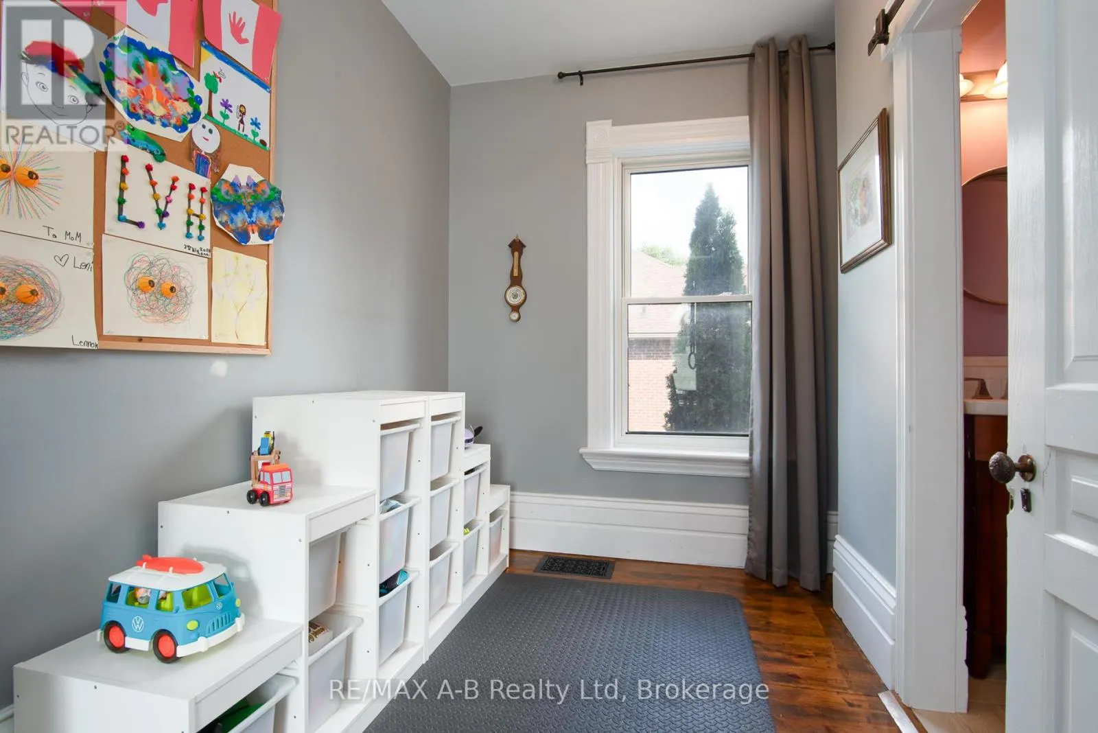 209 ELGIN STREET W