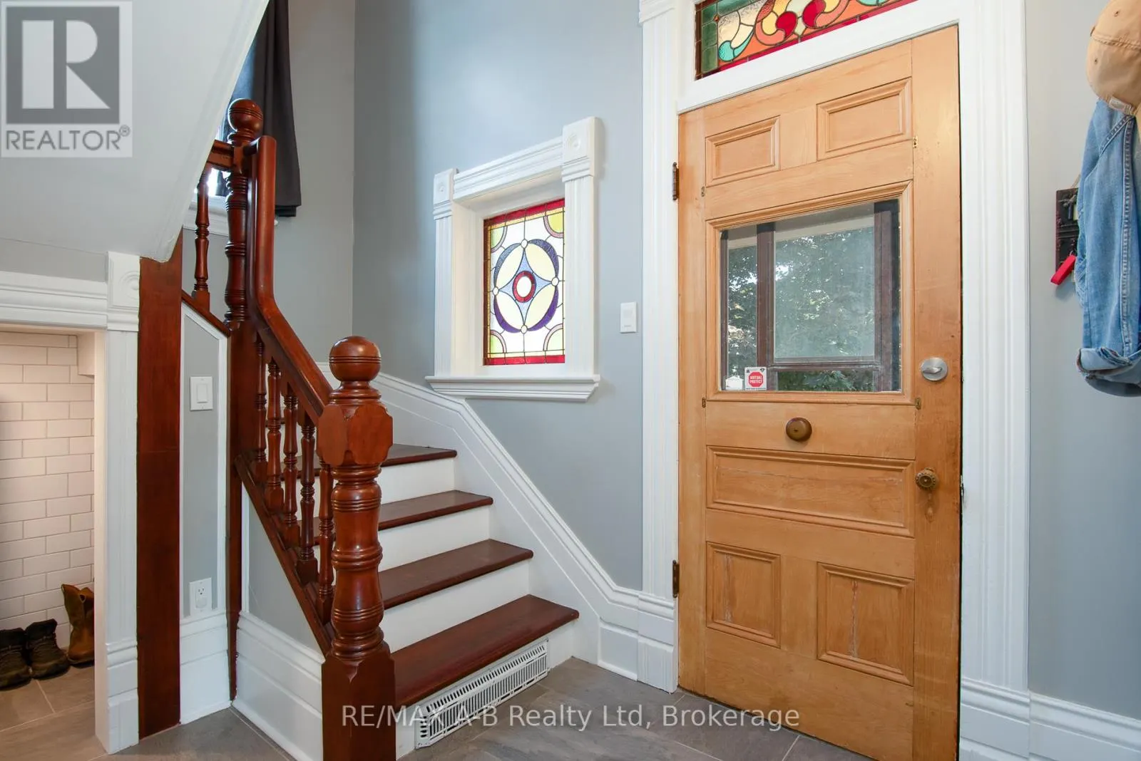 209 ELGIN STREET W