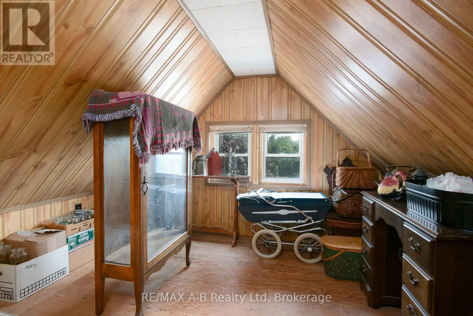 209 ELGIN STREET W
