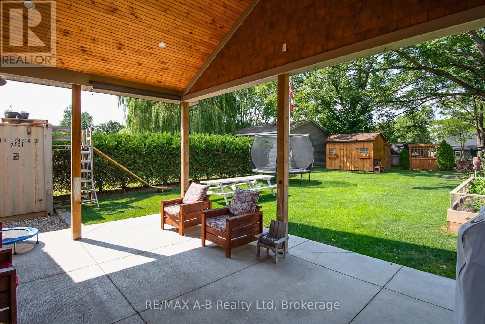 209 ELGIN STREET W