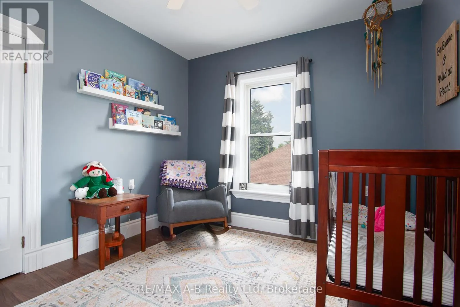 209 ELGIN STREET W