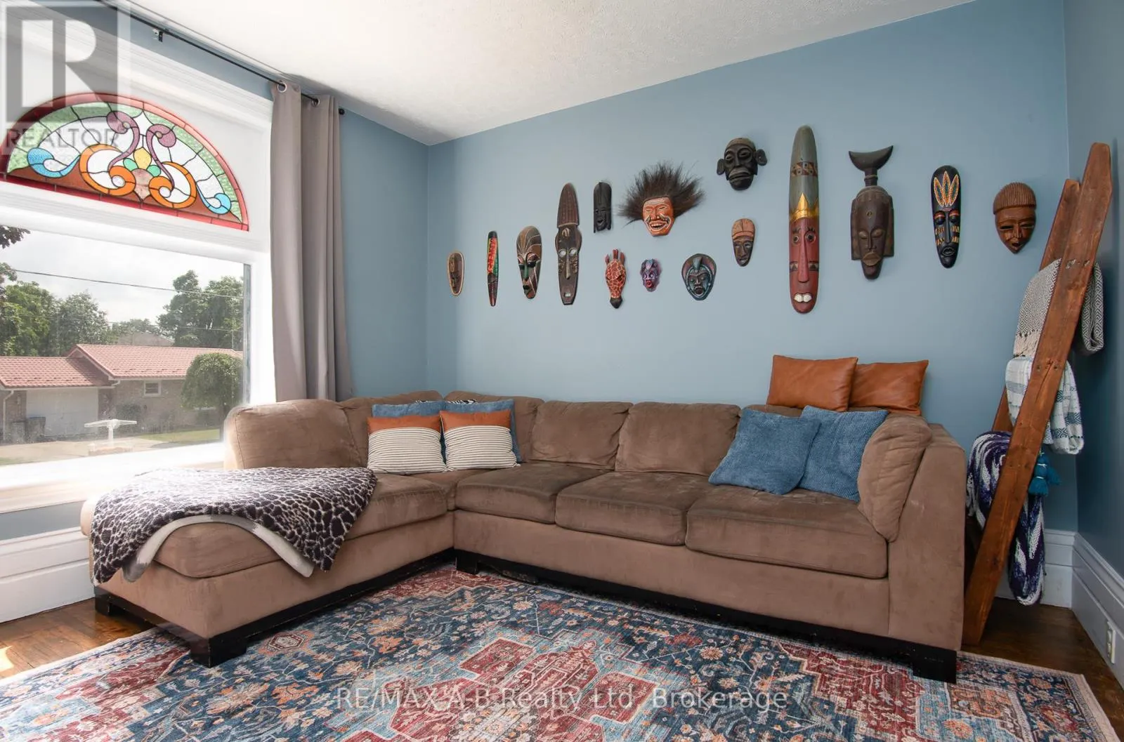 209 ELGIN STREET W