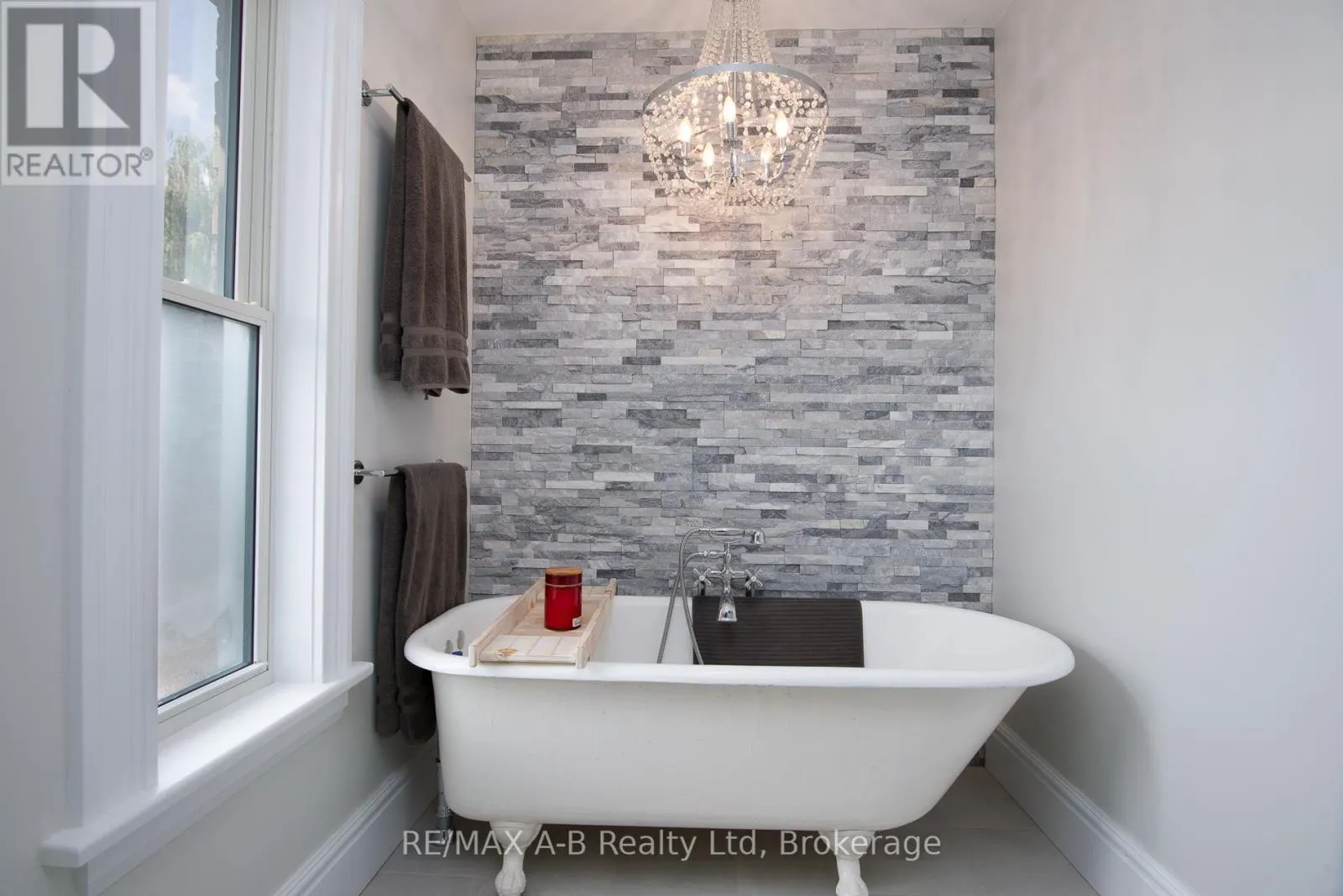 209 ELGIN STREET W