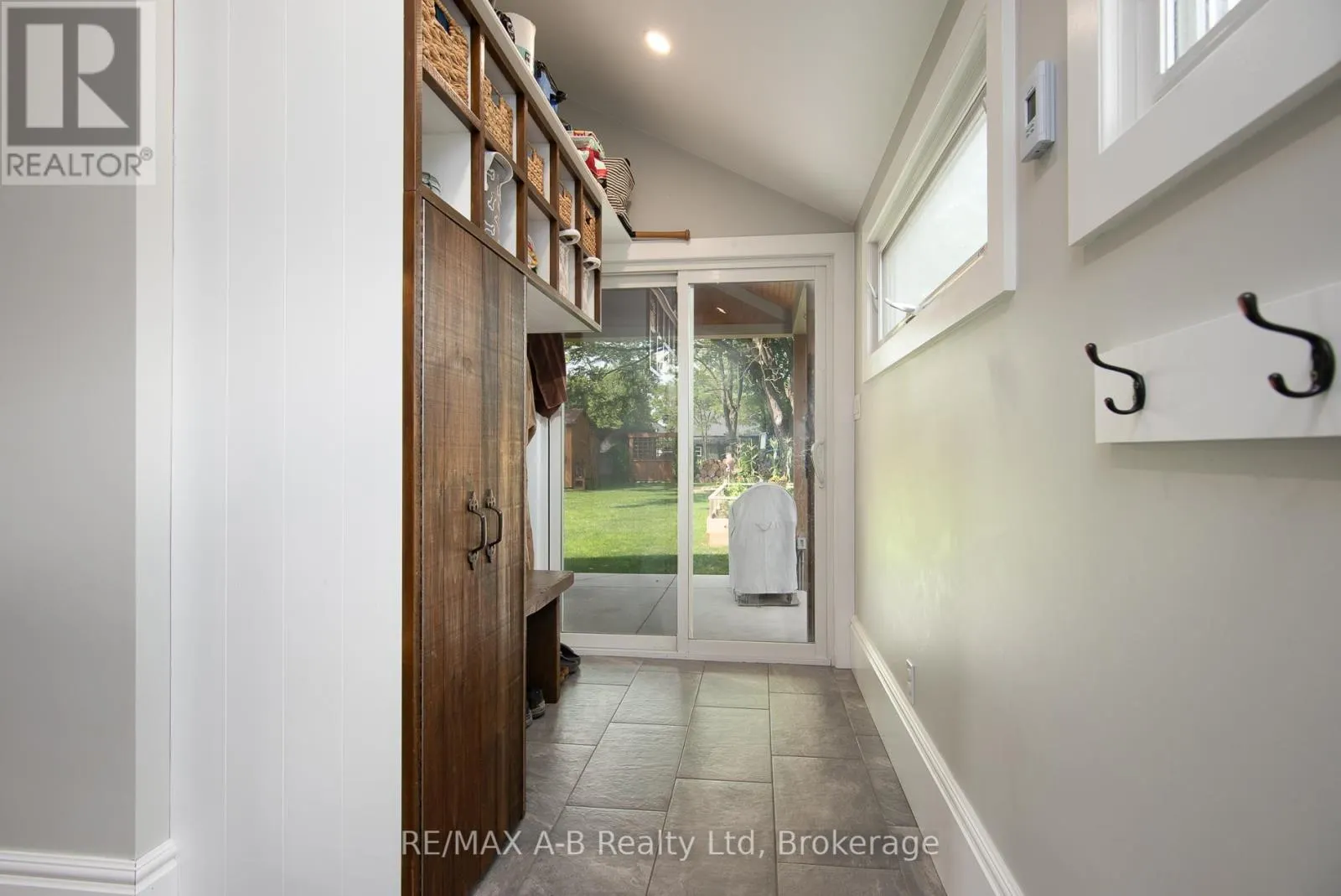209 ELGIN STREET W
