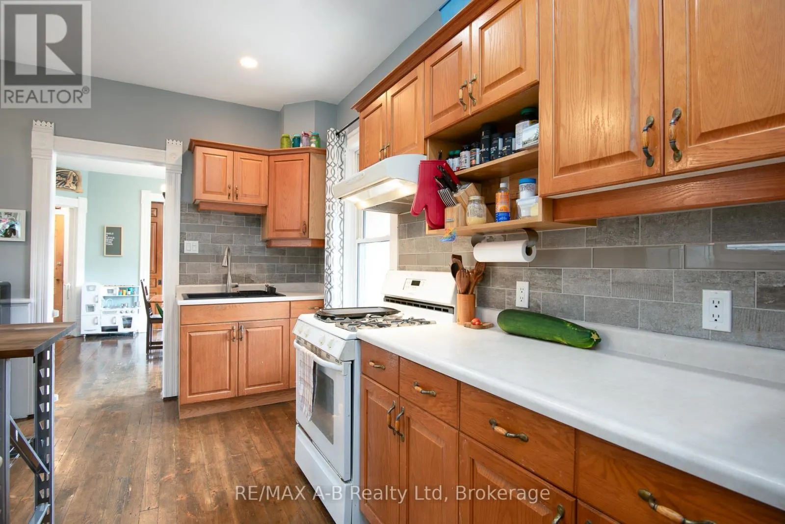 209 ELGIN STREET W