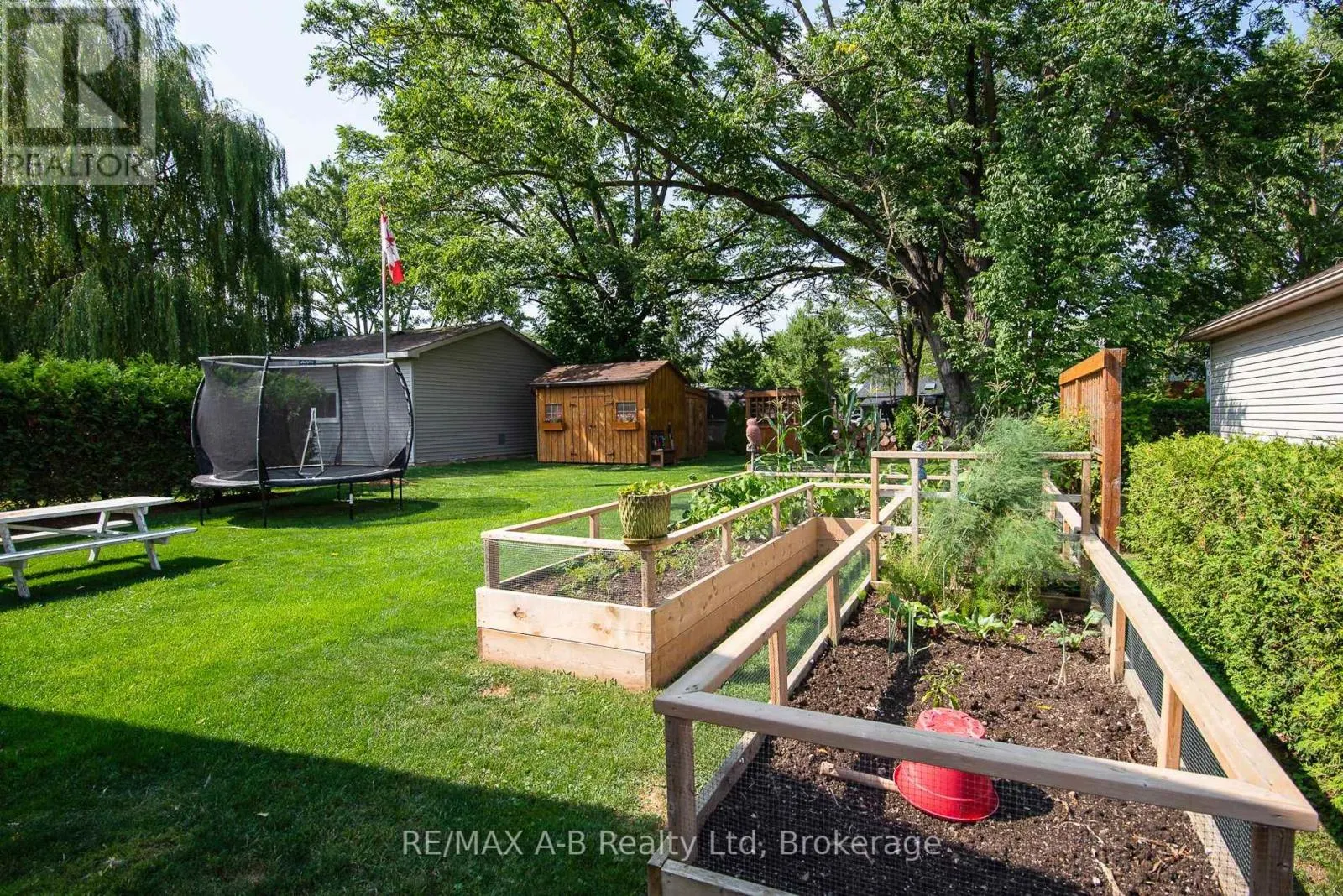 209 ELGIN STREET W