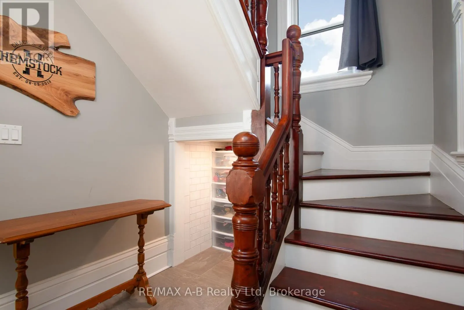 209 ELGIN STREET W