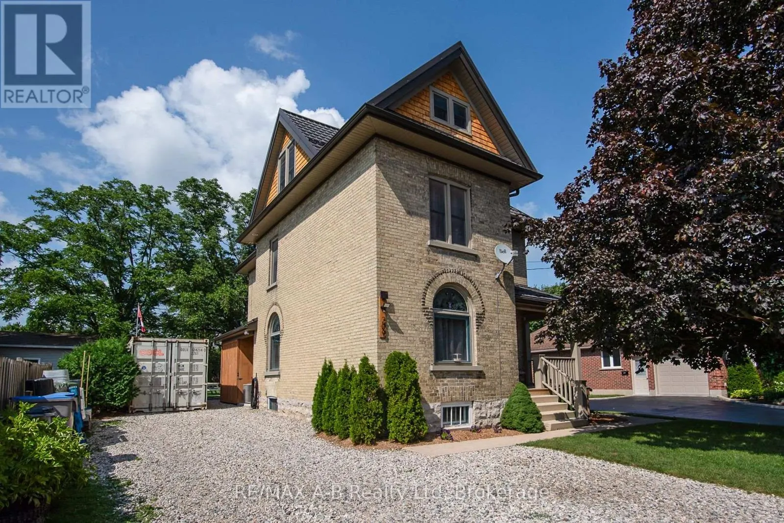 209 ELGIN STREET W