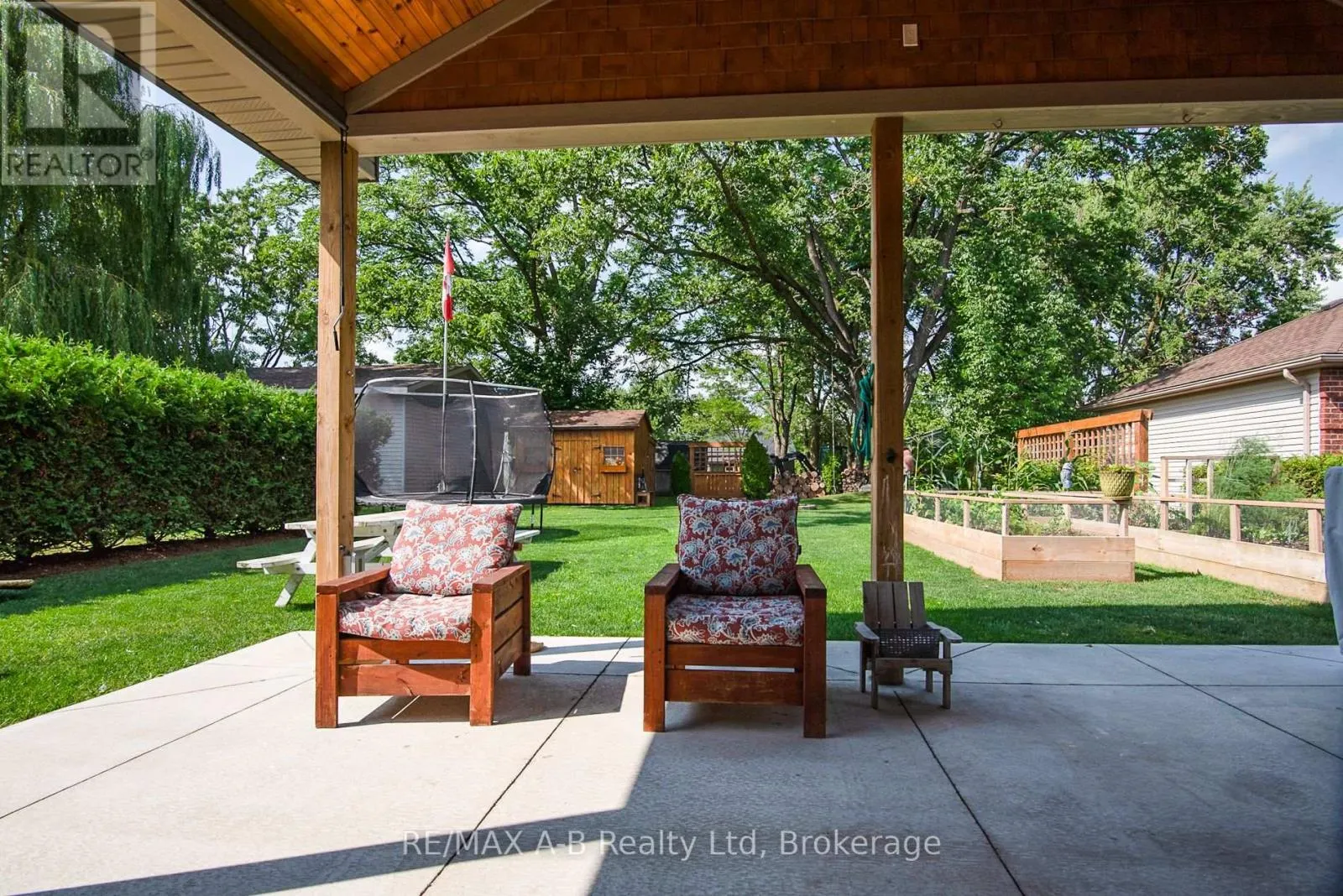 209 ELGIN STREET W