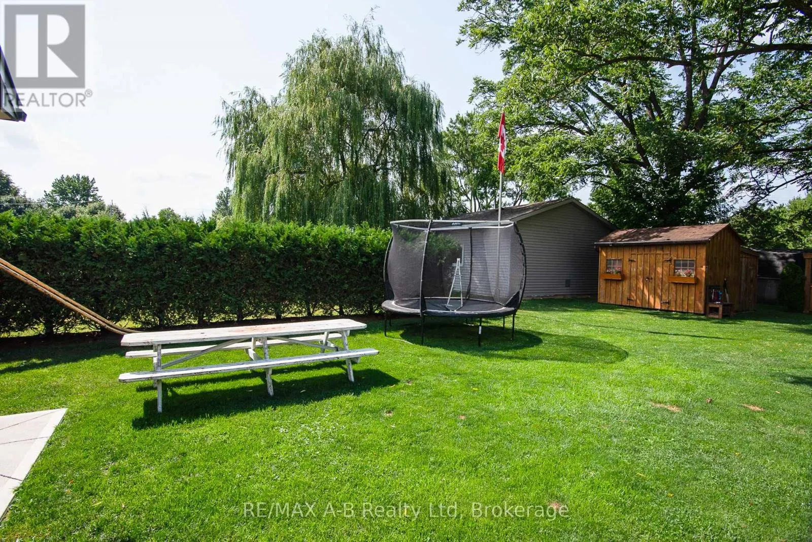 209 ELGIN STREET W