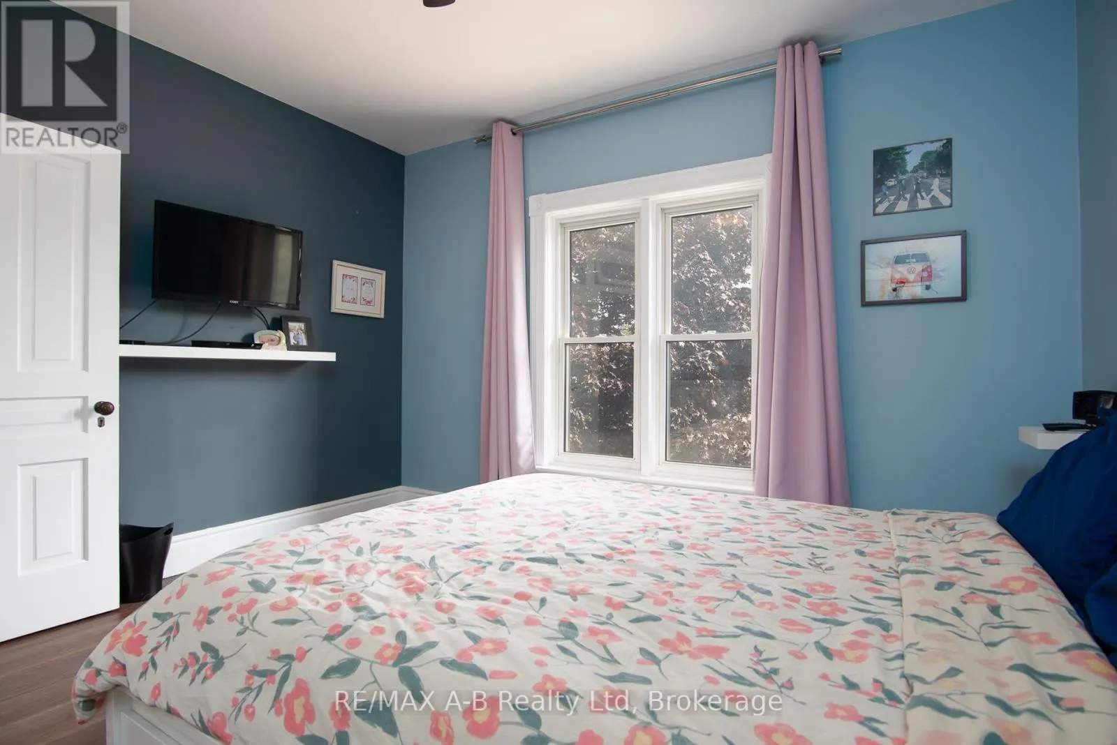 209 ELGIN STREET W