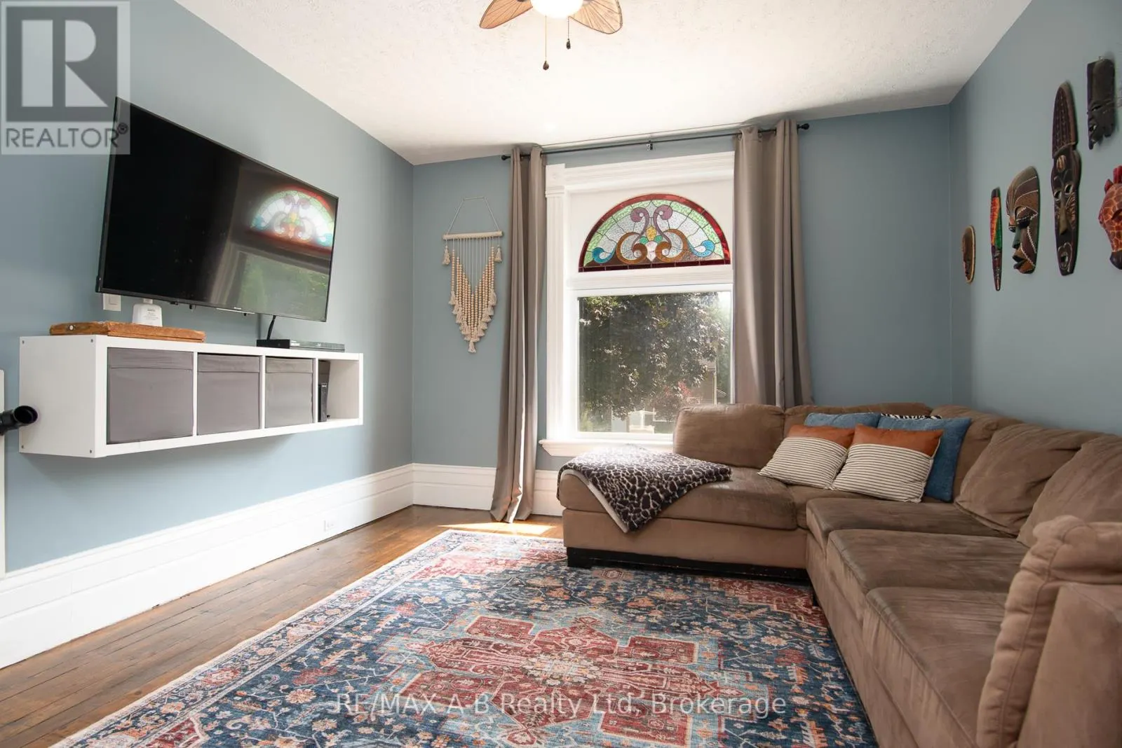 209 ELGIN STREET W