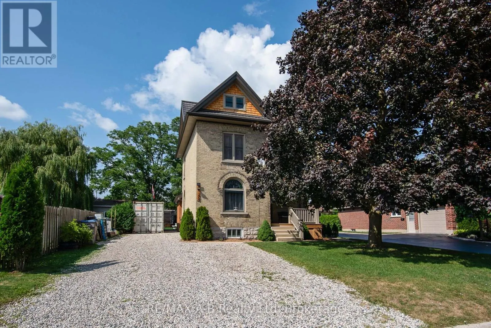 209 ELGIN STREET W