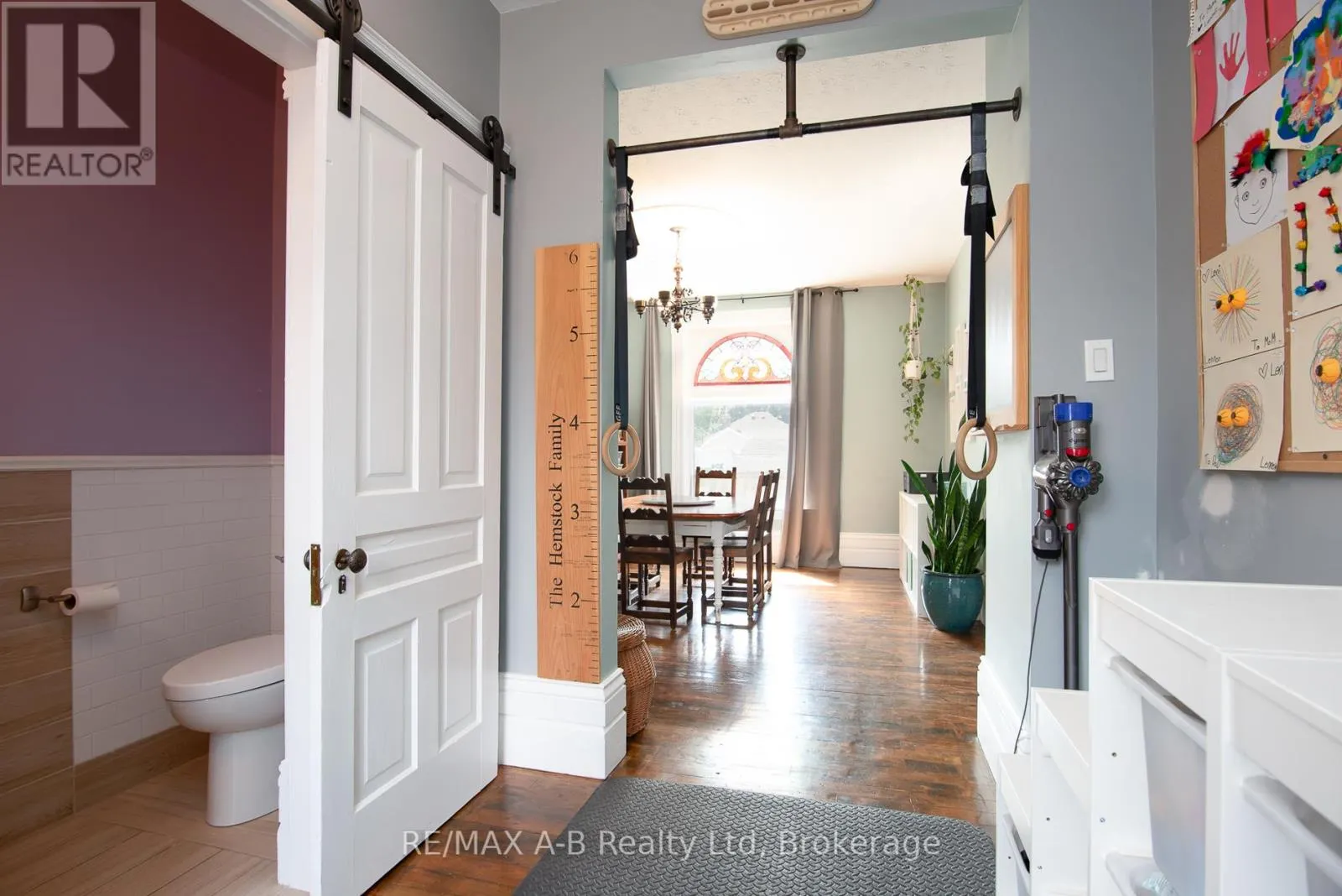 209 ELGIN STREET W
