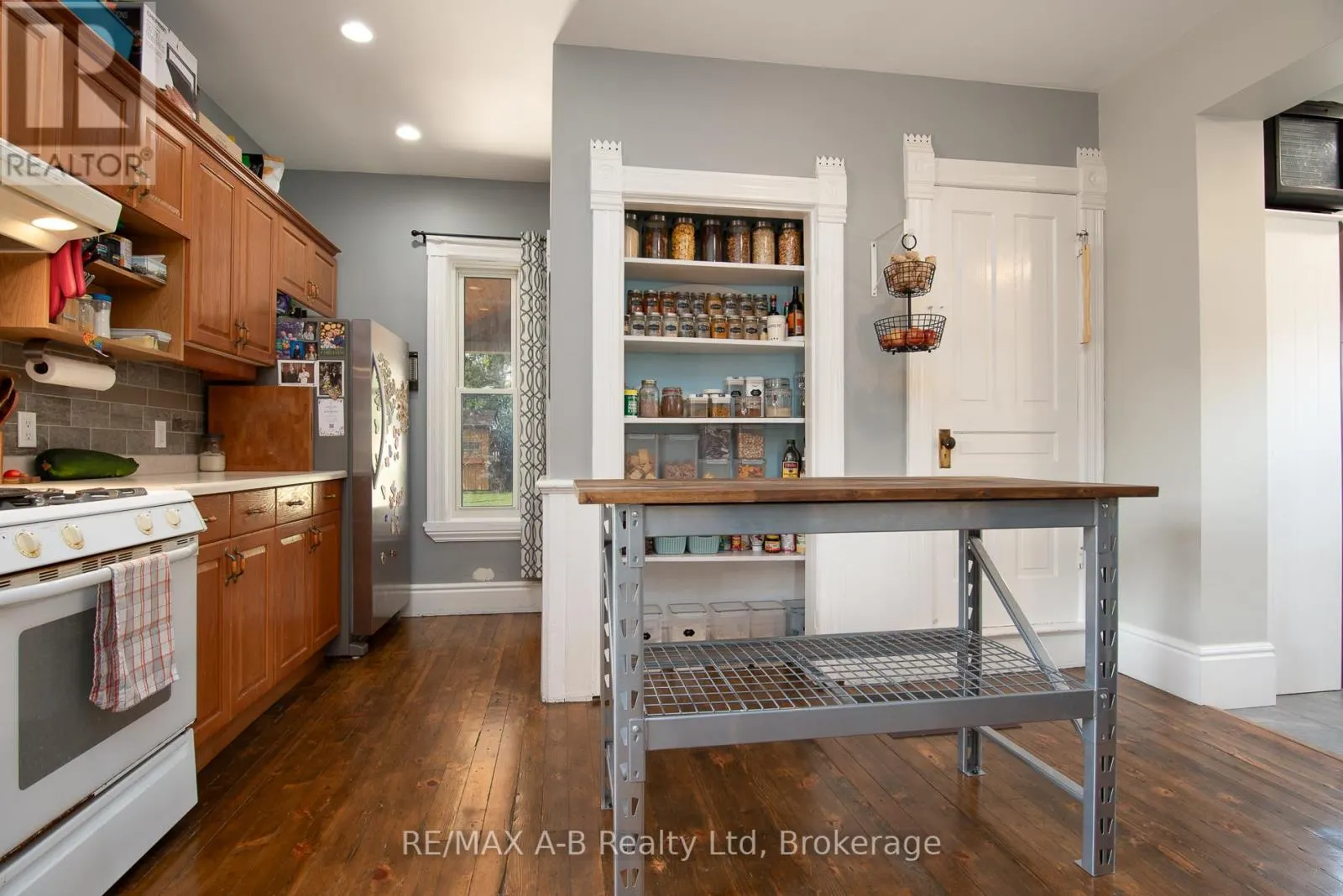 209 ELGIN STREET W
