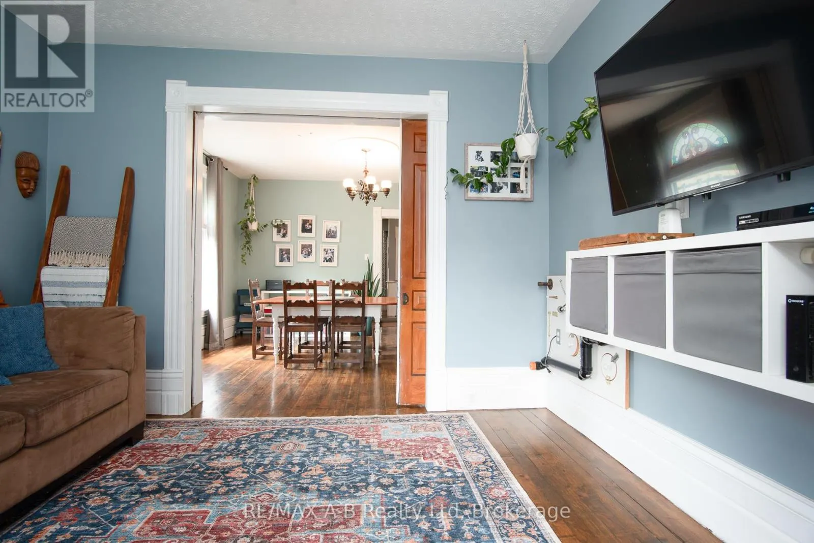 209 ELGIN STREET W