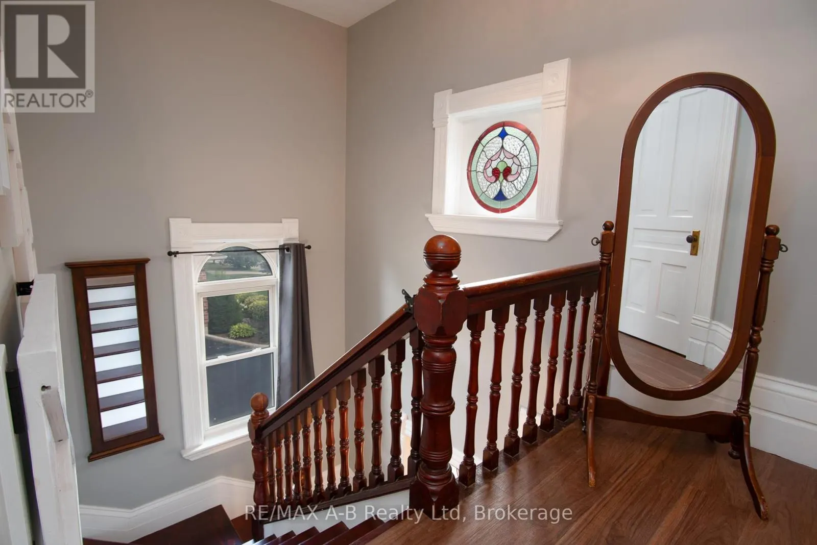 209 ELGIN STREET W