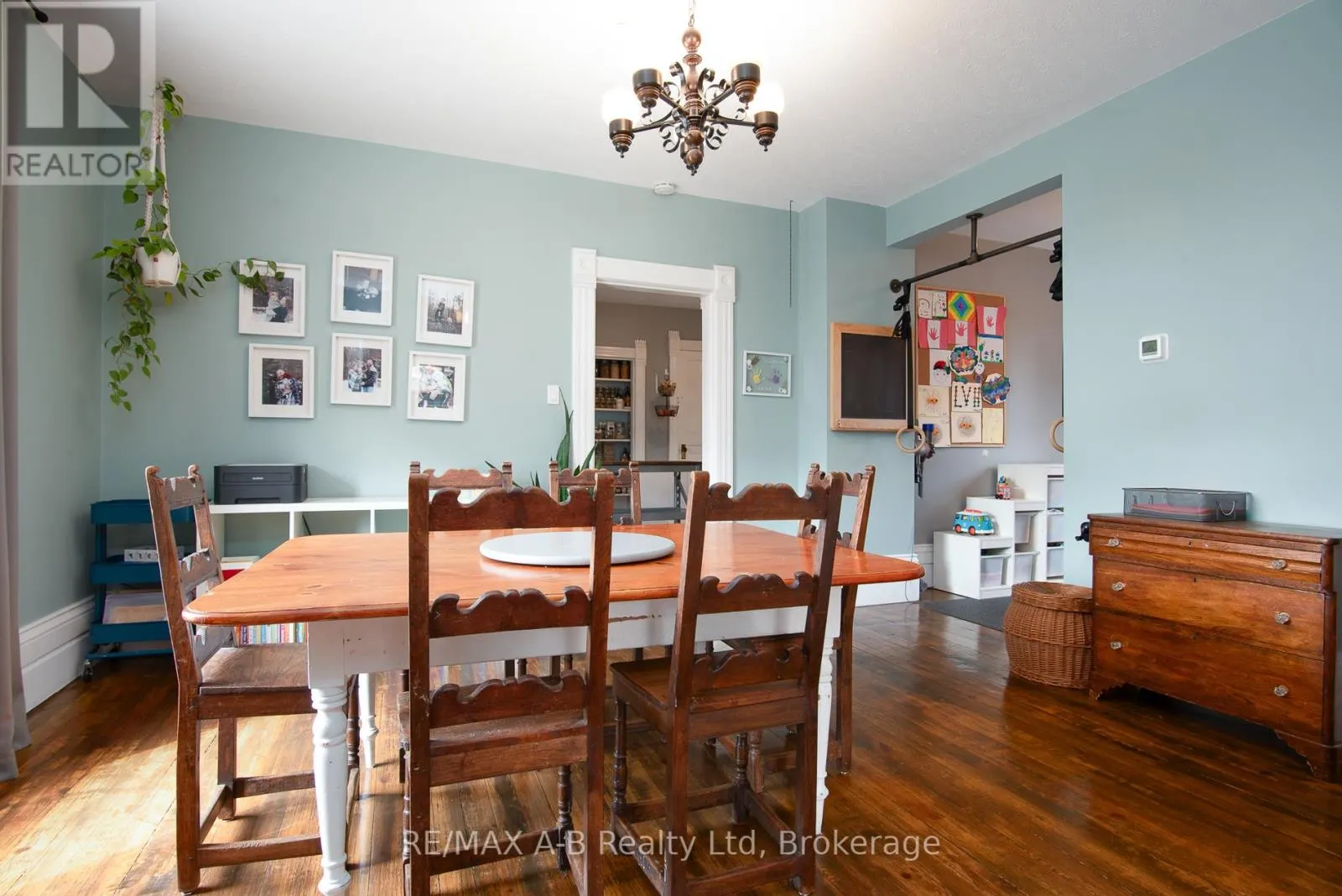 209 ELGIN STREET W