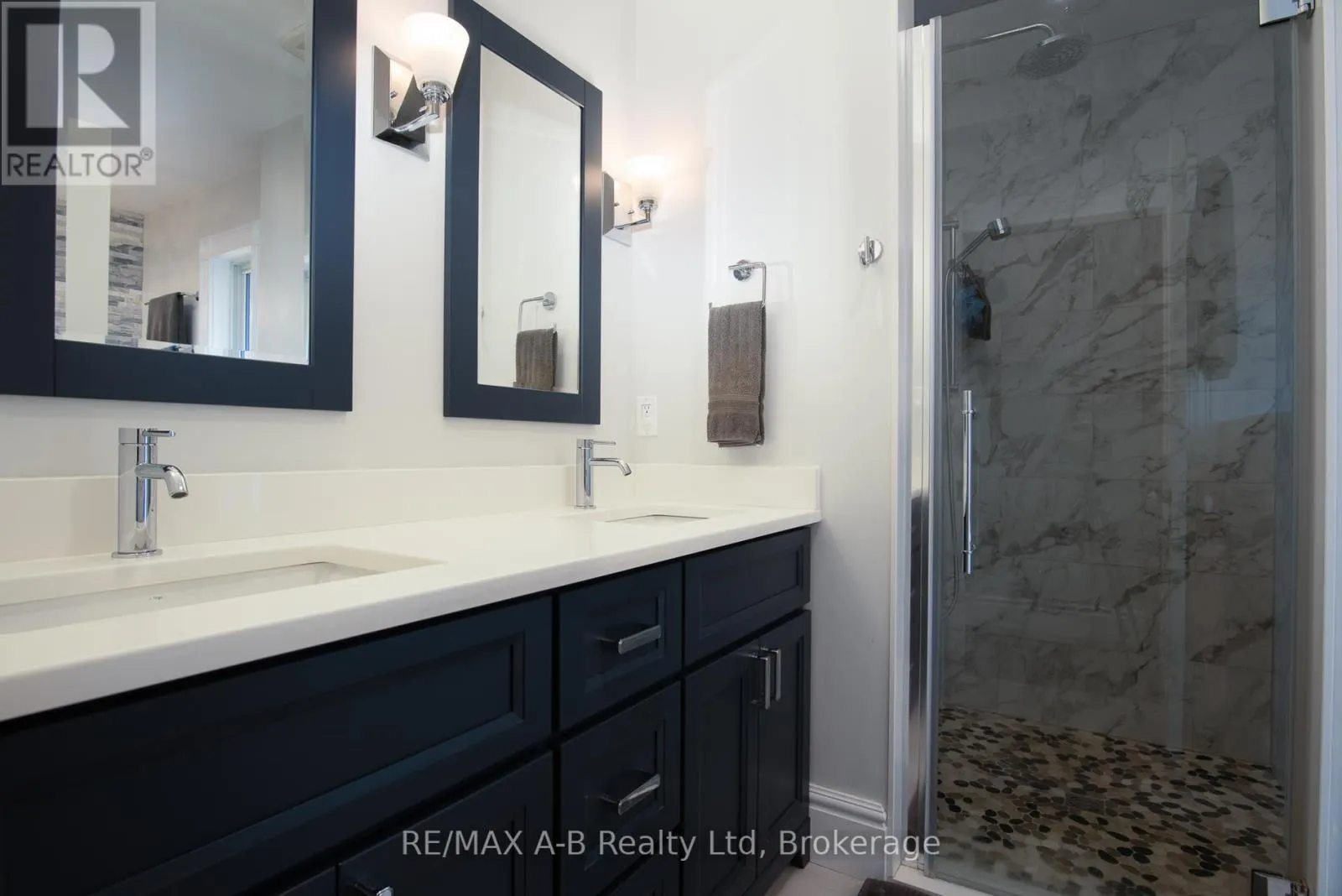 209 ELGIN STREET W