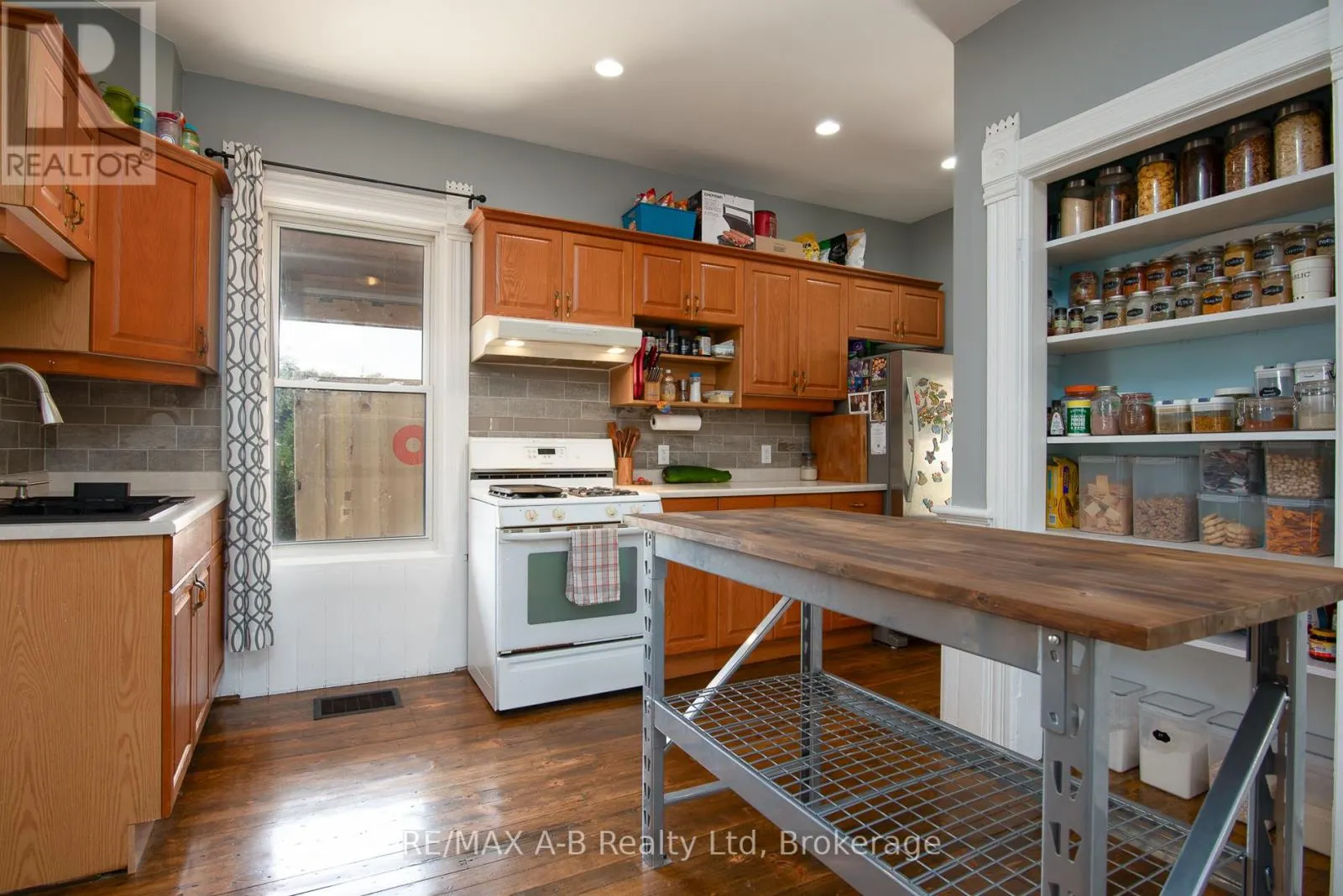 209 ELGIN STREET W