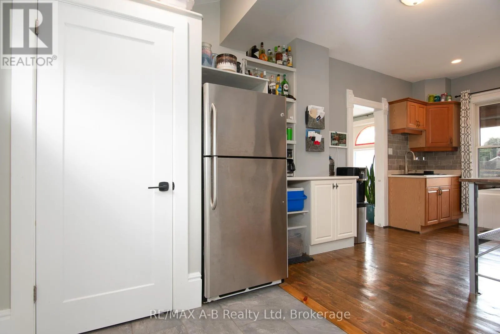 209 ELGIN STREET W