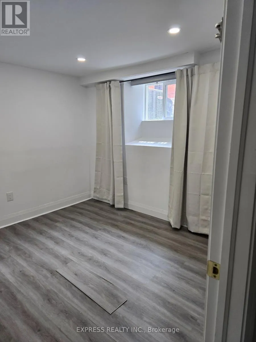 4 - 252 JAMES STREET S