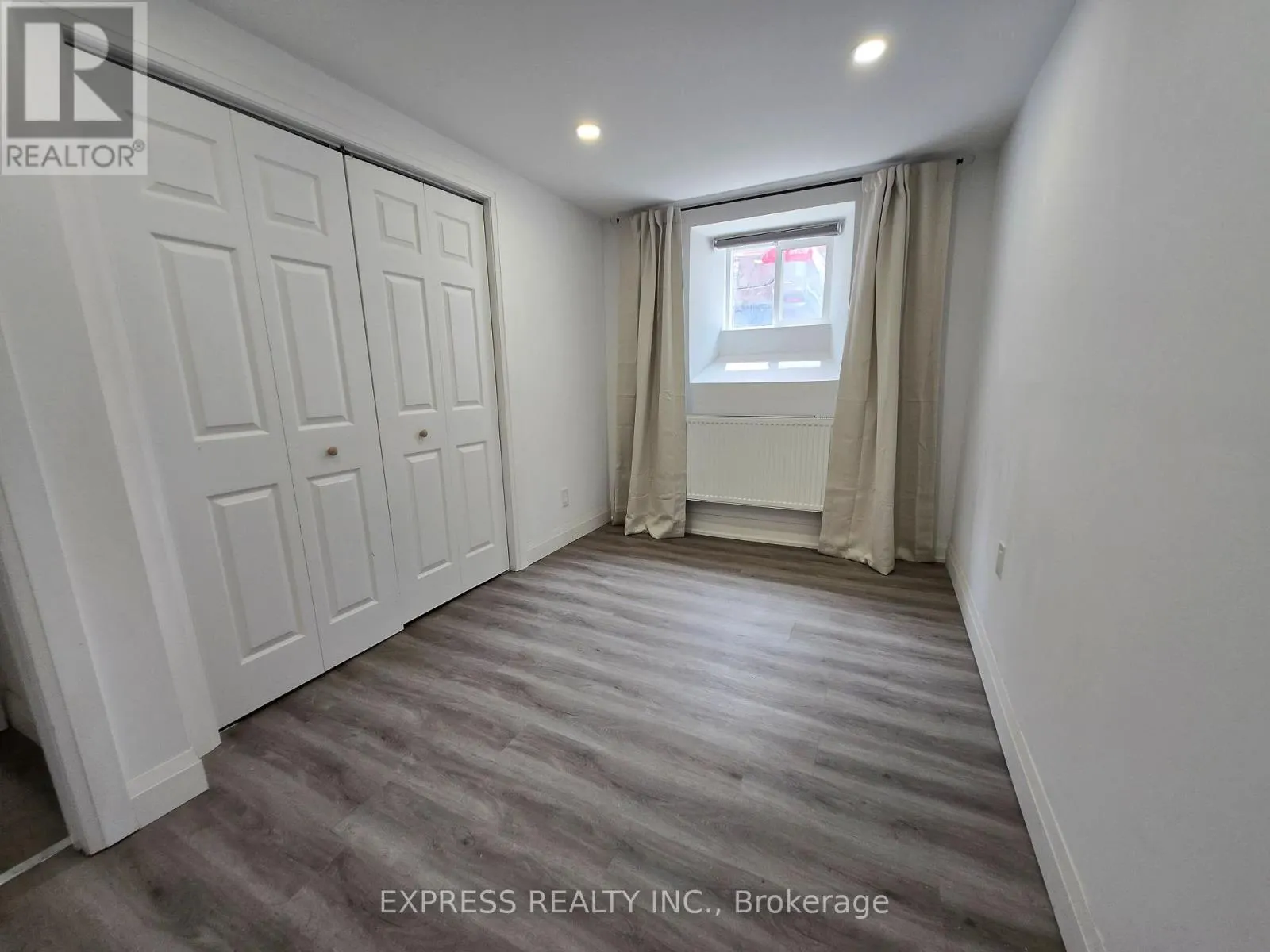 4 - 252 JAMES STREET S