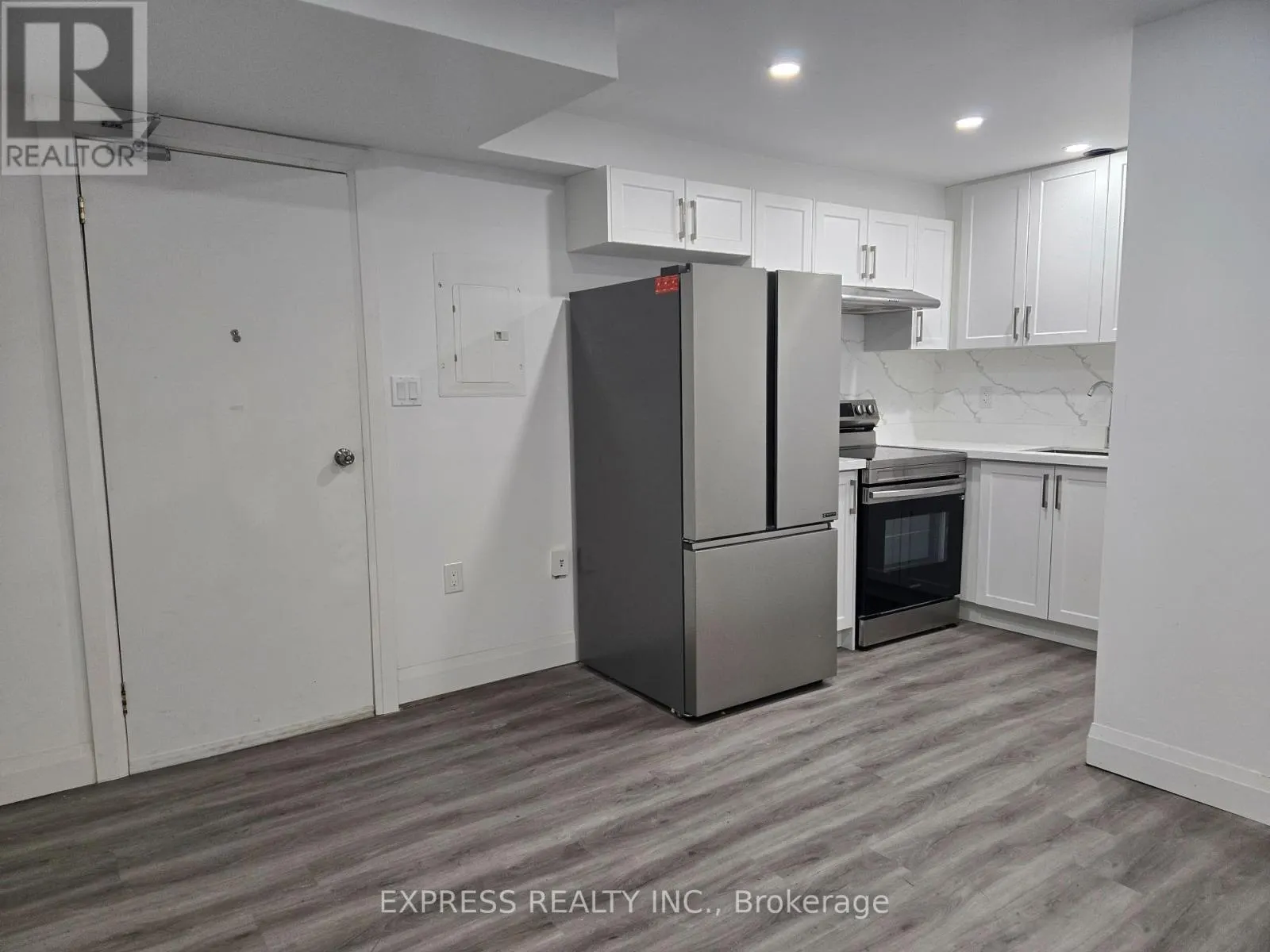 4 - 252 JAMES STREET S
