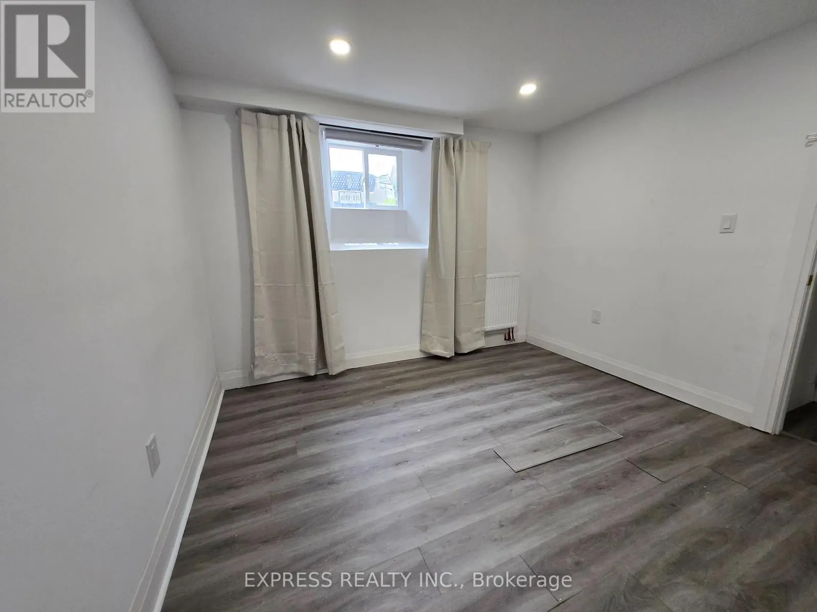 4 - 252 JAMES STREET S