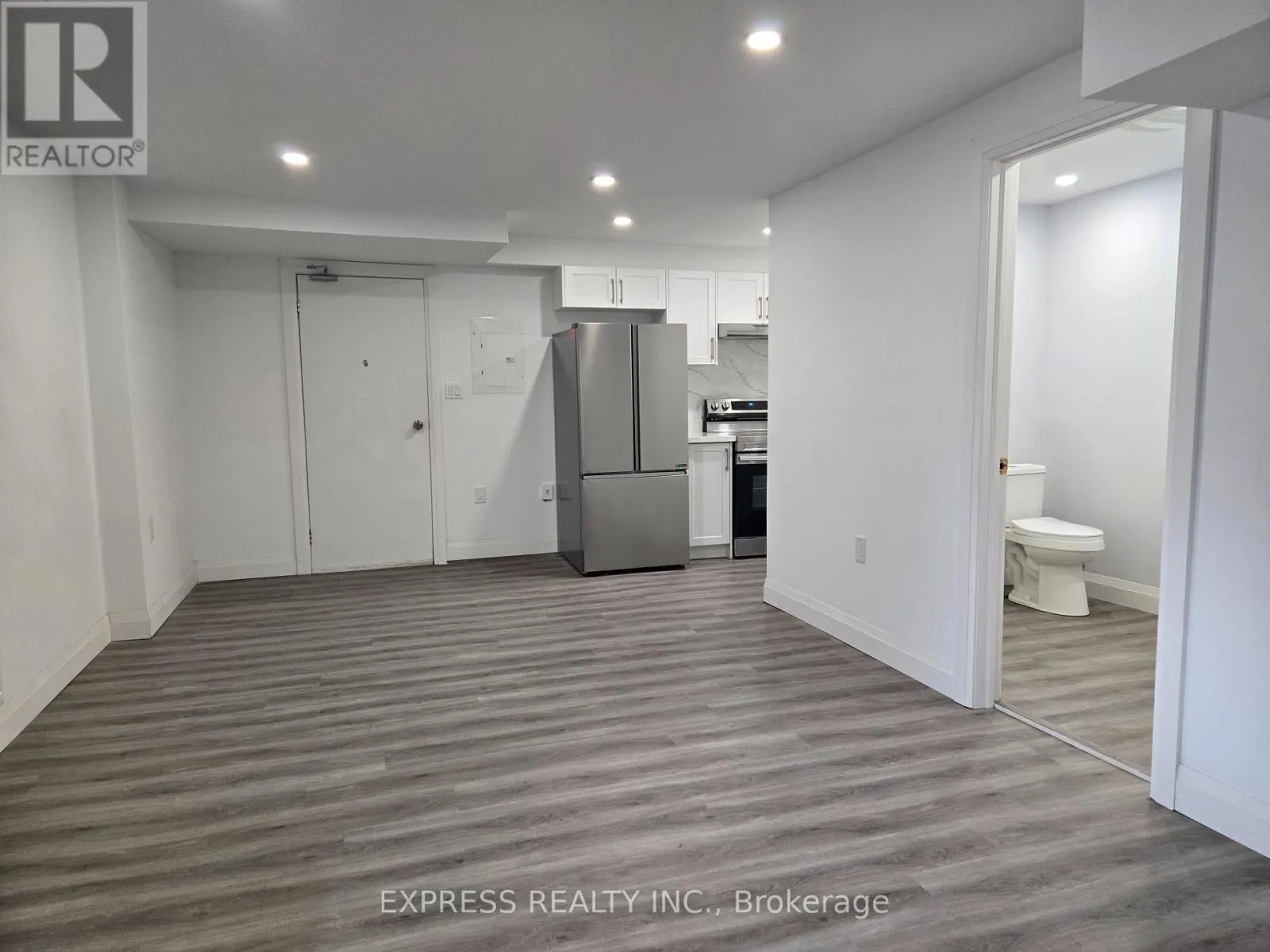 4 - 252 JAMES STREET S