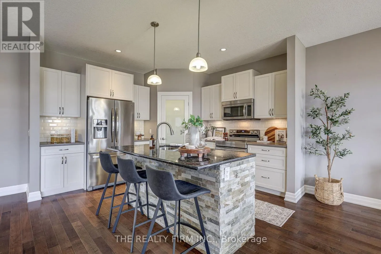 696 BENNETT CRESCENT