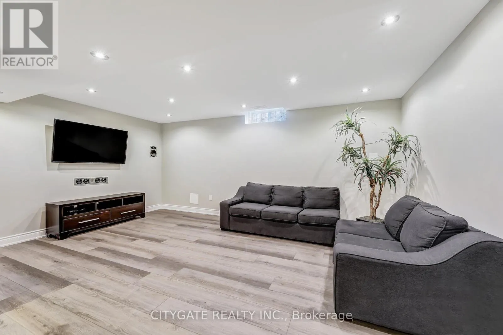 24 SIMPSON AVENUE