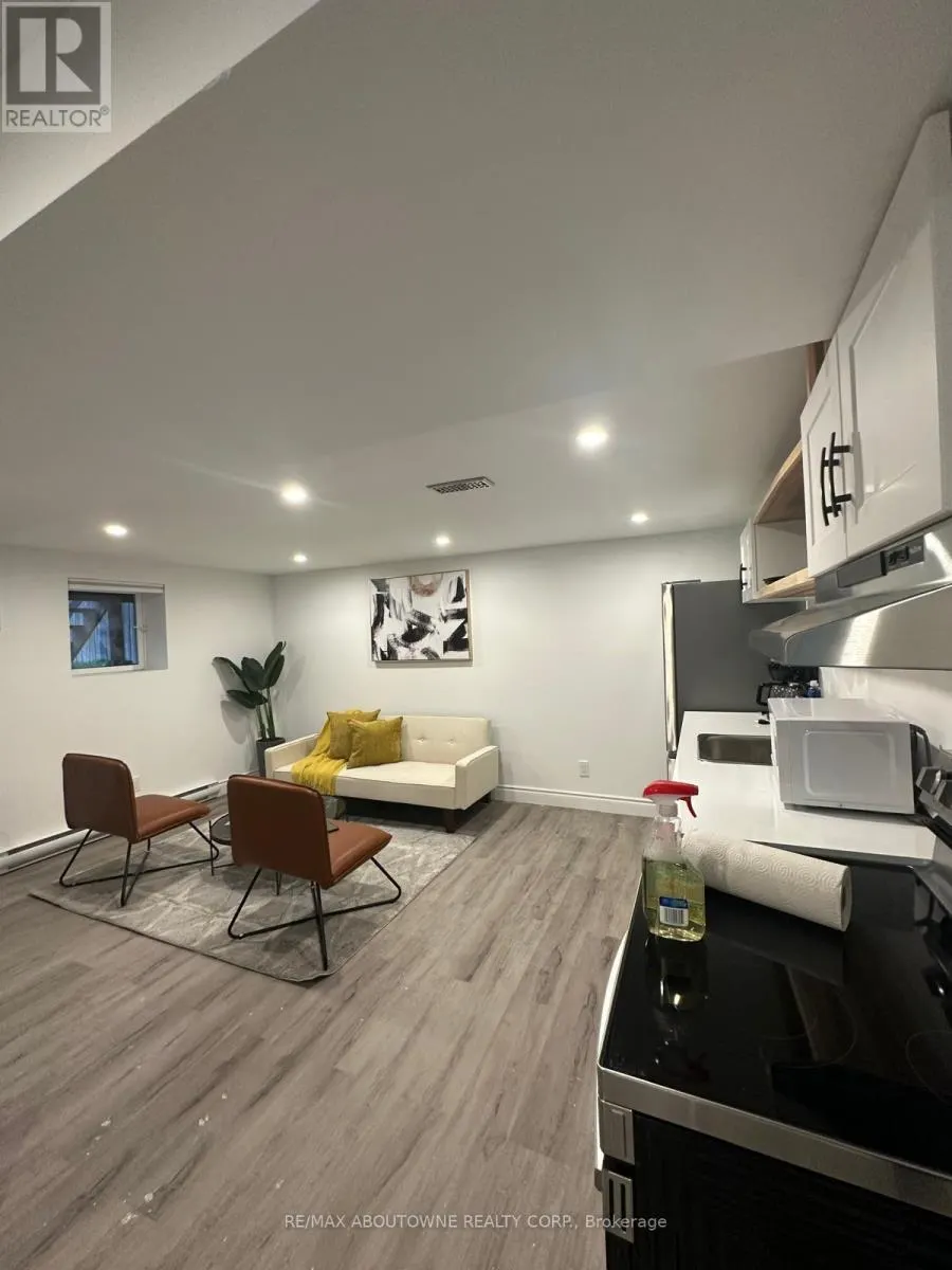 LOWER - 66 WELLINGTON STREET S