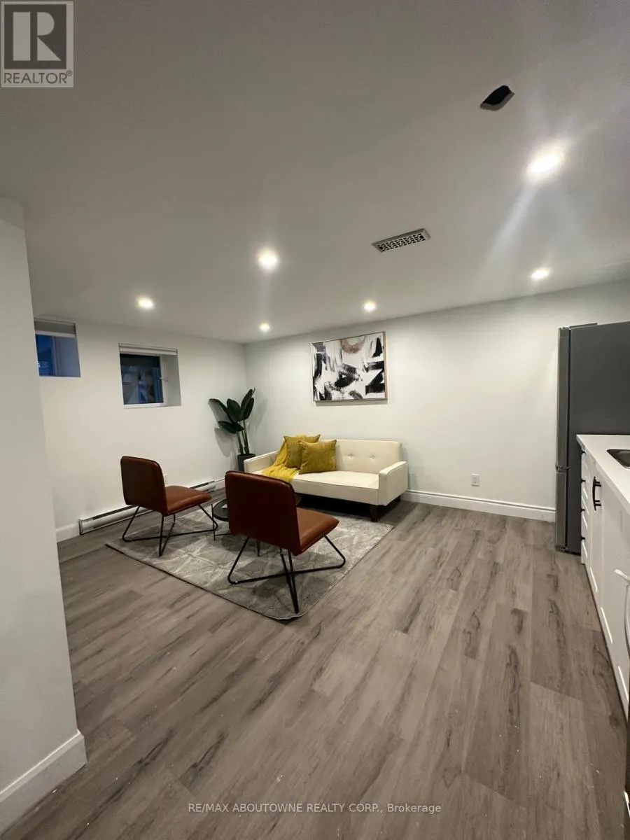 LOWER - 66 WELLINGTON STREET S