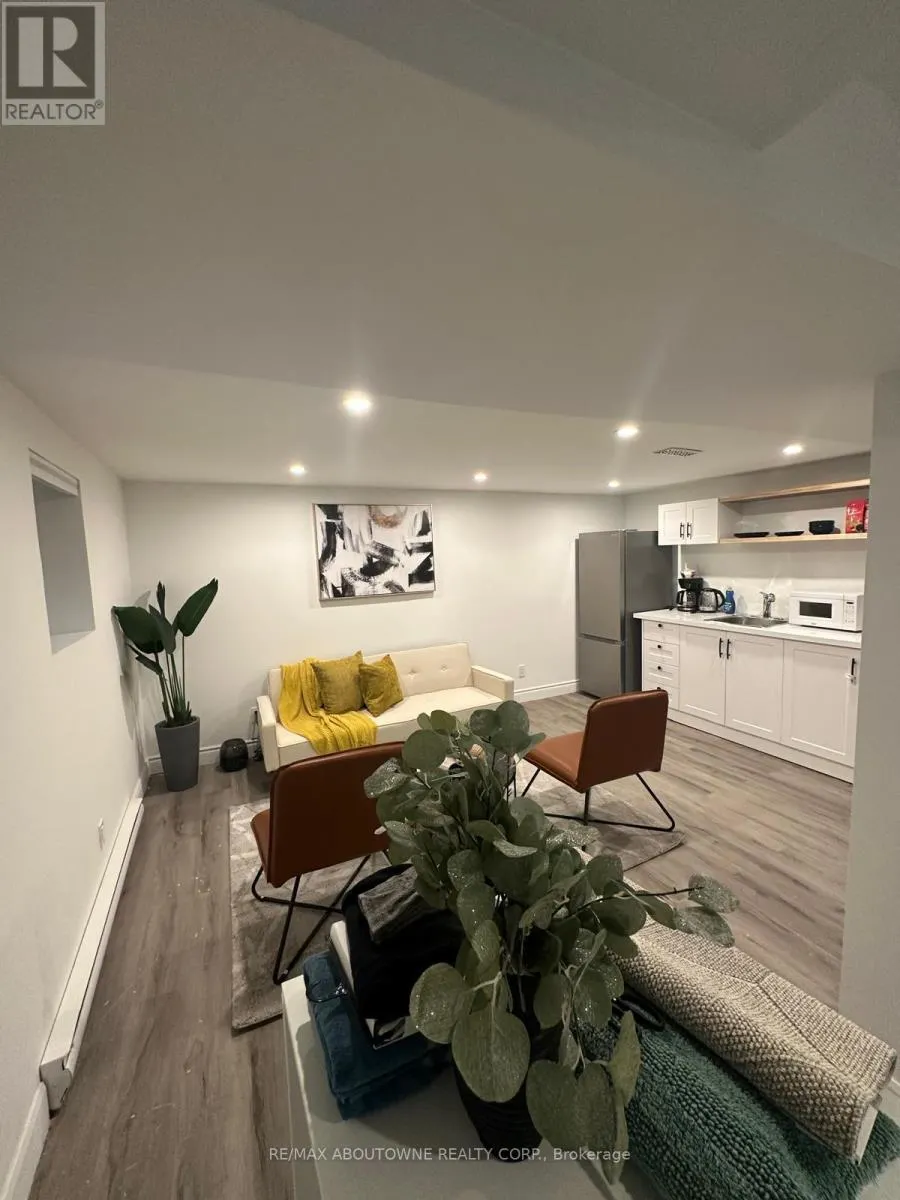 LOWER - 66 WELLINGTON STREET S