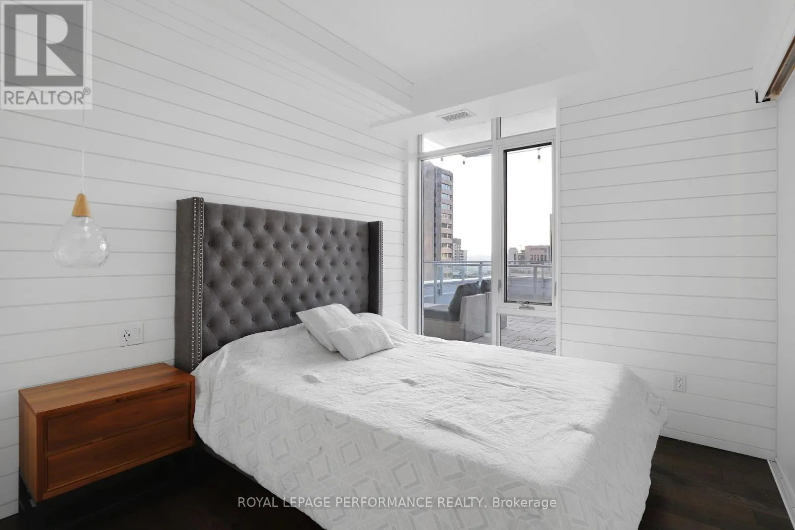 1603 - 255 BAY STREET