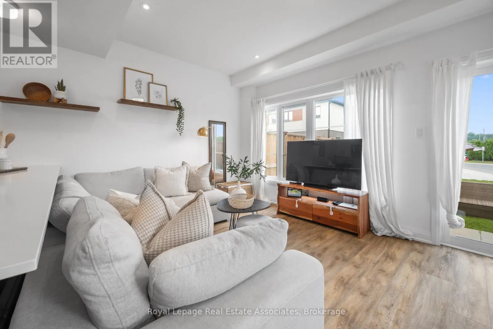 26 STEELE CRESCENT